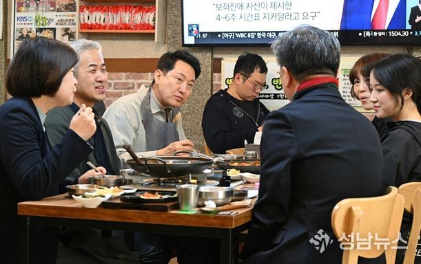오세훈 서울시장이 27일(금), 소상공인 음식점을 방문해민생 현장의 애로사항과 골목상권 활성화 방안을 청취하고 있다.
