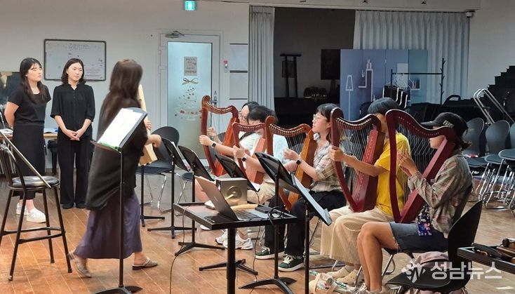 지난해 청년 문화존에서 진행한 ‘우리누리아트’의 하프연주 활동 모습