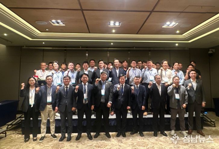 인천항 호치민 포럼에서 기념사진을 촬영하고 있다.