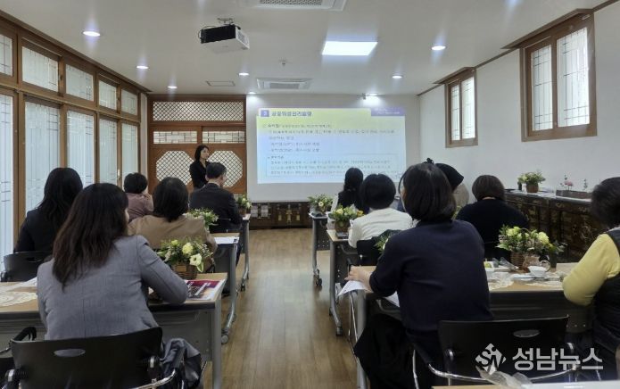 명예공중위생감시원들이 27일 안산시행복예절관에서 직무교육을 듣고 있다.