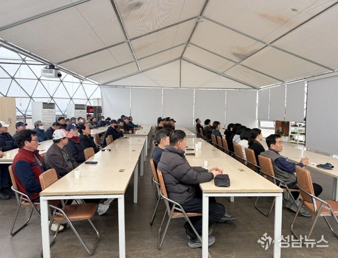 공원관리 현업 종사자들이 작업 안전 수칙 및 사고 예방 교육을 받고 있다.