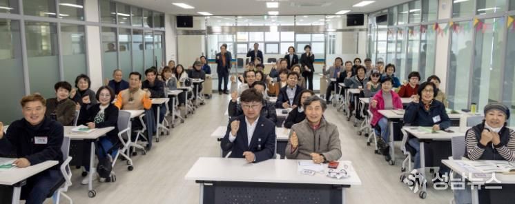 최충규 대덕구청장(사진 첫 번째 줄 왼쪽 두 번째)과 대덕구 신규 주민자치위원들이 31일 오정창의공작소에서 주민자치위원의 역량 강화를 위한 ‘2026년 대덕구 주민자치학교’를 마친 후 파이팅을 외치며 기념 촬영을 하고 있다