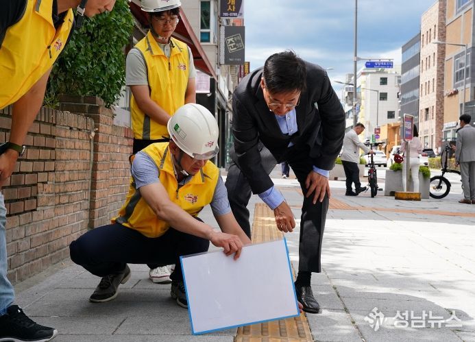 관내 보도를 점검 중인 정문헌 구청장(2024. 5. 돈화문로 71 일대)