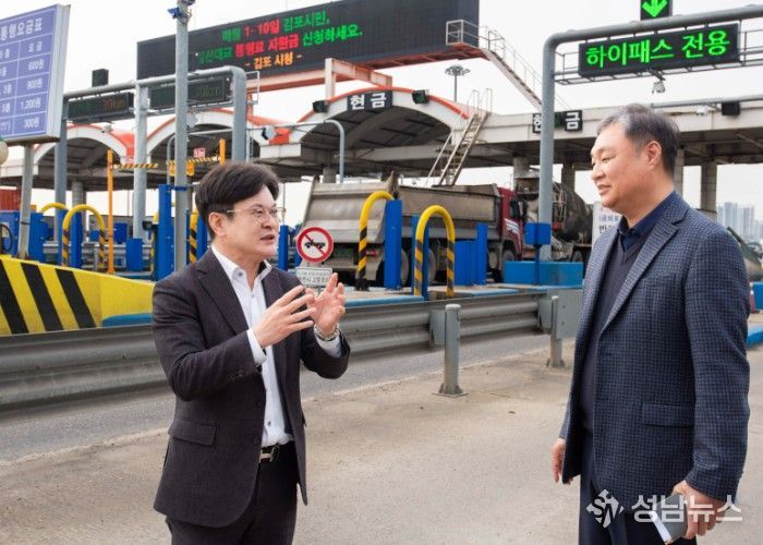 김병수 김포시장이 1일 일산대교 현장을 방문해 이용 상황 확인 및 과정 점검에 나섰다.
