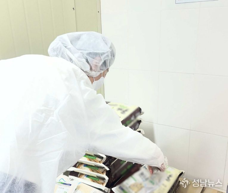 식중독 예방 합동점검을 하고 있는 모습