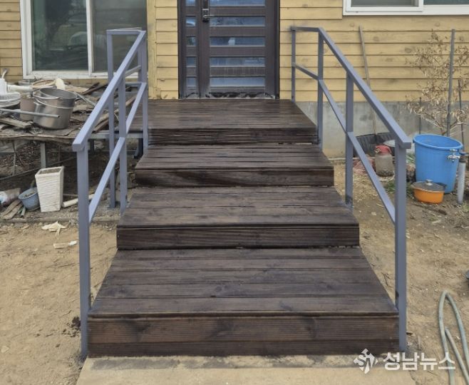 계단 재시공 및 안전 난간 설치로 안전한 출입 환경을 확보한 모습