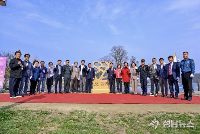 기념비 단체사진