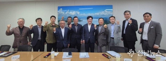 김병수 시장이 김포한강2콤팩트시티 내 대책위와 간담회를 갖고 있다.(2025.10.)