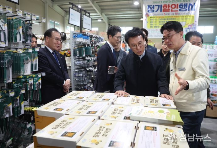 김민석 국무총리가 4일 농번기를 맞아 전남 장성군 황룡농협 자재센터를 방문, 중동발 위기 장기화에 따른 농자재 수급 동향을 점검하고 있다.(국무조정실)