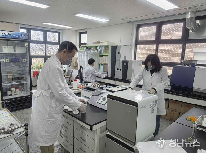 퇴비 부숙도 검사 현장(당진시농업기술센터 관계자가 축산농가에서 제출한 가축분(퇴비) 시료를 활용해 부숙도 검사를 진행하고 있다.)