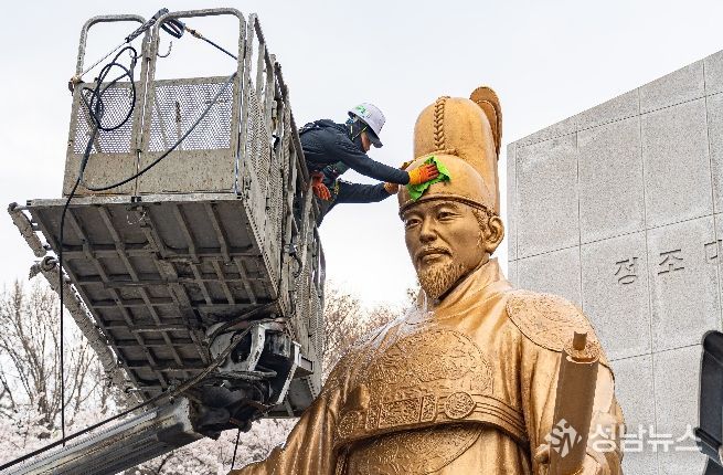 정조대왕 동상을 세척하고 있는 모습.