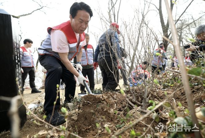 이성헌 서대문구청장이 안산(鞍山) 봉수대 철쭉동산 조성을 위해 나무를 심고 있다.