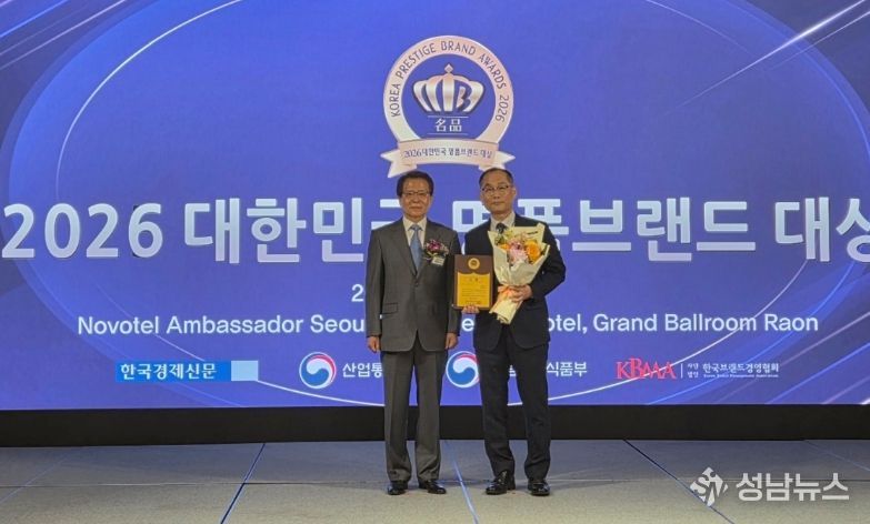 왼쪽부터 심사위원장 이훈영 경희대 교수, 평택시 이우진 농업기술센터소장