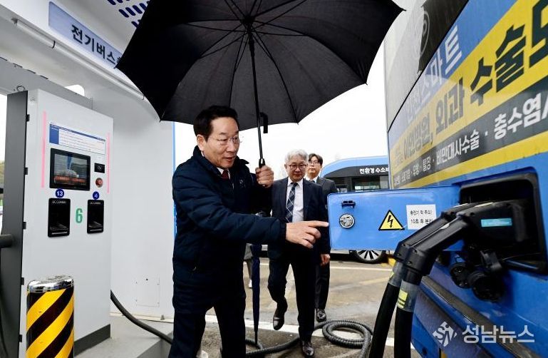 유정복 인천광역시장이 9일 남동구 서창버스공영차고지를 방문해 충전시설을 점검하고 있다.