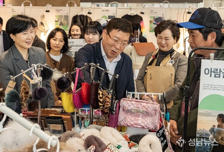 김경호 광진구청장이 지난 3월 30일 열ㄹ린 광진구 봉제산업종합지원센터 3주년