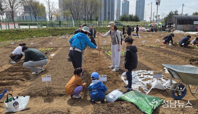 지난 4일 개장한 ‘성동 무지개텃밭’에서 전문가 지도와 함께 경작 활동하고 있는 주민들 모습