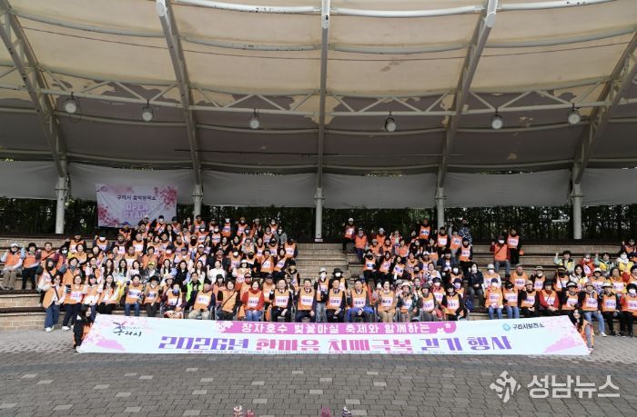 치매안심가맹점/치매극복선도단체 현판 전달 모습