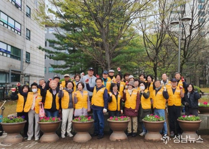 고양시 마두2동 주민자치회, 강촌공원 봄맞이 초화 식재