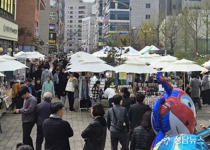 지난 10일부터 12일까지 소하 상업지구 및 한내천 일대(금하로 472)에서 사회연대경제 나눔장터 '자라라마켓'을 진행하고 있다.