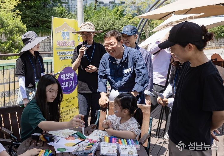 광진 야외도서관 행사에 참석한 김경호 광진구청장