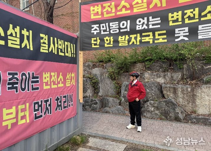 이필형 동대문구청장이 13일 따릉이로 출근하면서 청량리 변전소 예정 부지를 둘러보고 있다.