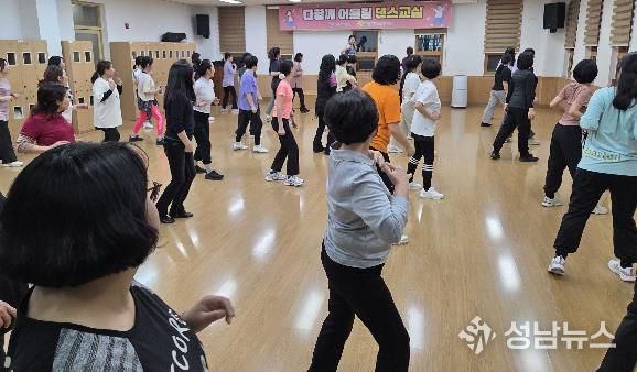 빛가람건강생활지원센터에서 회원들이 줌바댄스 프로그램에 참여하고 있다.