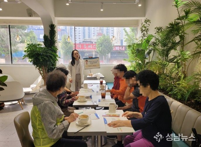 관내 카페에서 '찾아가는 병·의원 교육'을 운영하고 있다.