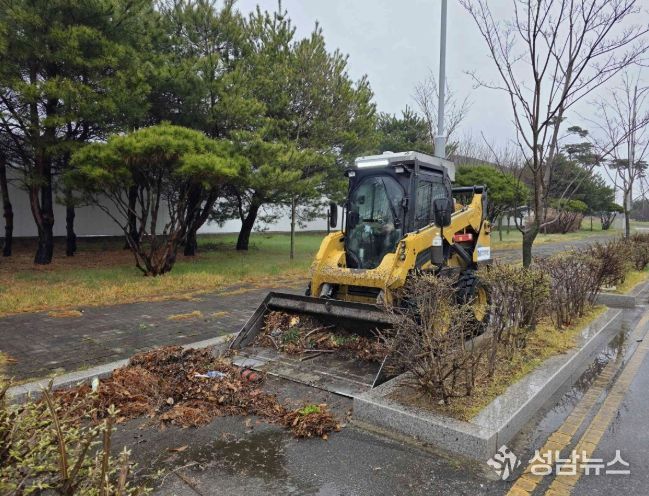 석문국가산업단지 내 도로 청소 현장