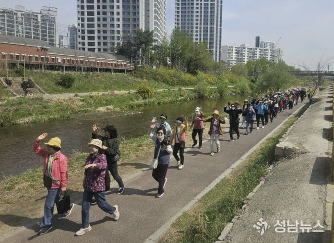 안양시 동안치매안심센터 '치매 극복 걷기 행사' 개최…치매 어르신·가족 등 225명 참여