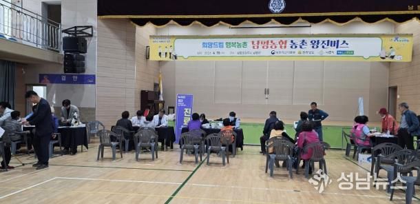 15일 남평초등학교에 차려진 농촌 왕진버스 현장에서 의료 상담을 비롯한 건강서비스가 진행되고 있다.