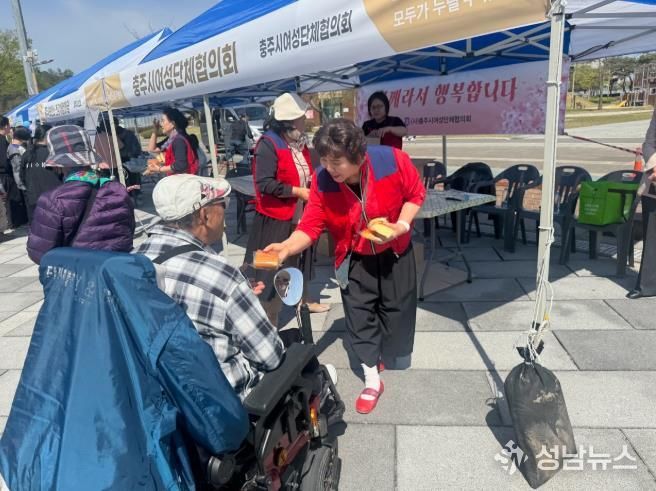 충주시여성단체협의회, 장애인의 날 맞아 ‘이웃사랑 빵 나눔행사’